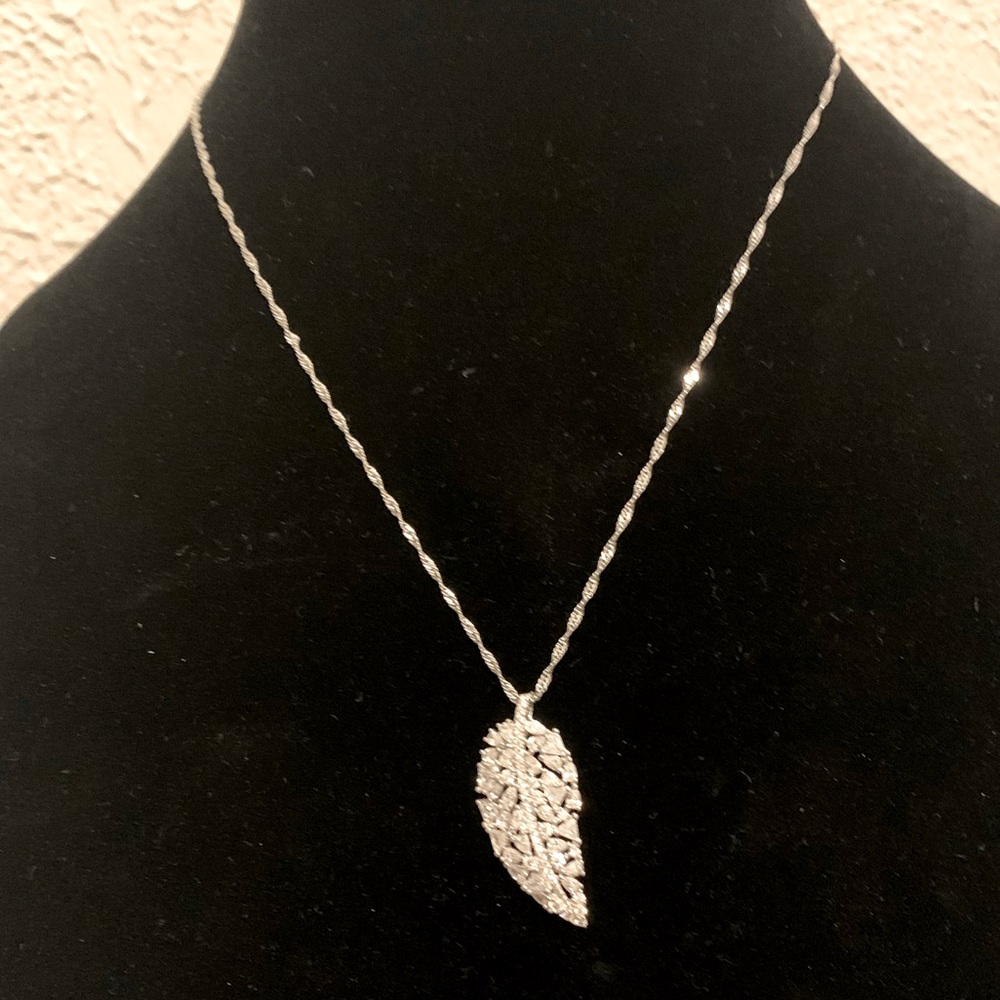Beautiful Sterling silver necklace and leaf pendant
